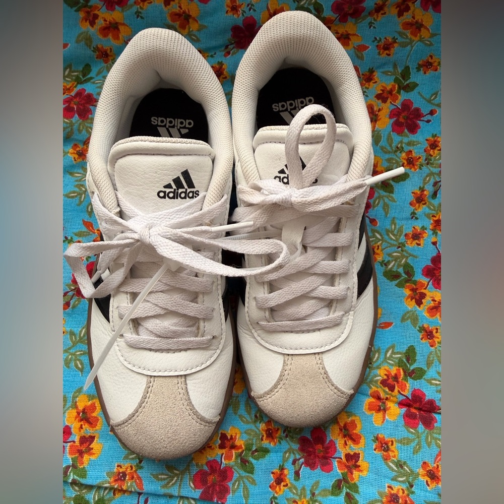 Adidas Classic White and Black Shoes Kids Size 1/5 - Picture 3 of 5